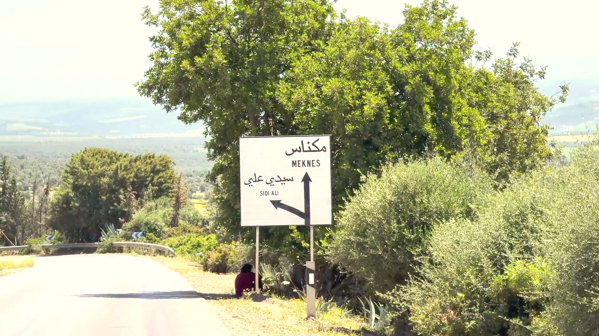 Meknes Junction: Rural Road Navigation & Signage