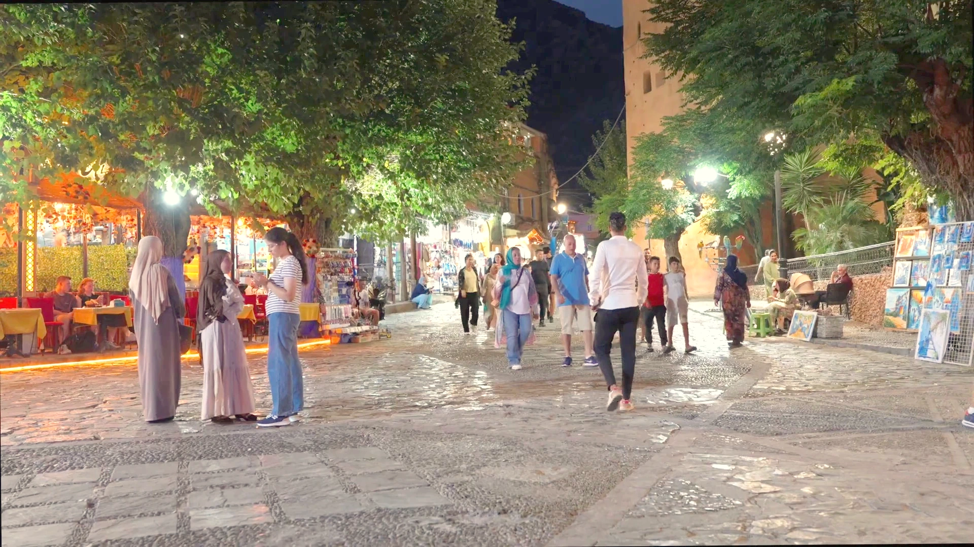 Chefchaouen Medina: Evening Commerce & Cobblestone Paths