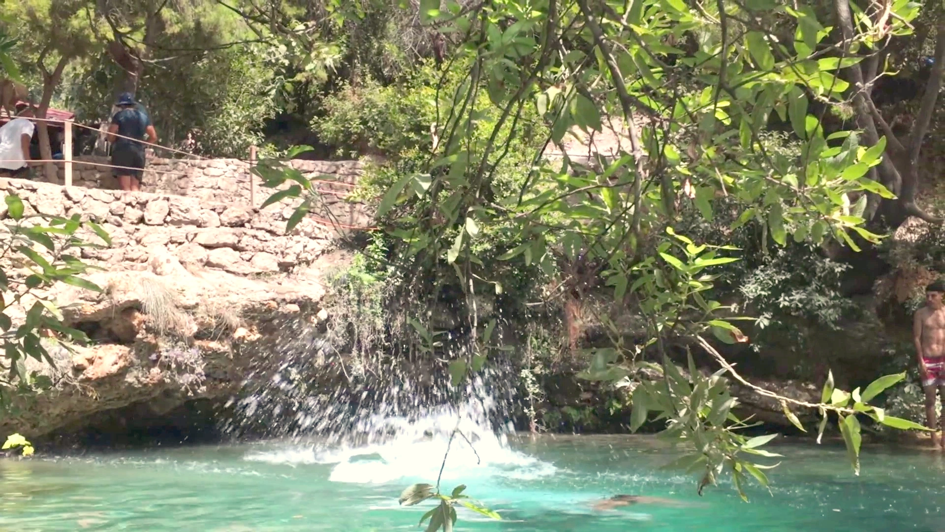 Akchour Plunge Pool: Natural Cliff Diving Dynamics